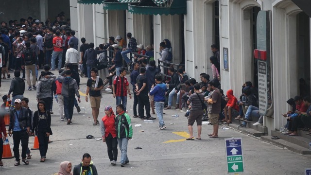 Calon pembeli tiket Indonesia vs Jepang di depan Bellezza Shoping Arcade Jakarta, Sabtu (27/10). (Foto: Jamal Ramadhan/kumparan)