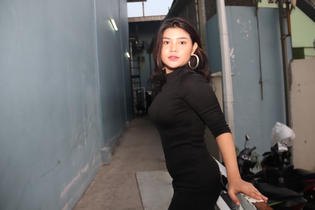 Meldianti sedang berseteru dengan Dewi Persik (Foto: Munady)