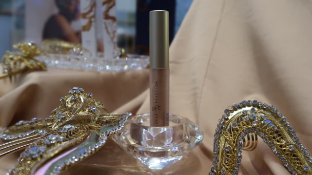 Eyeshadow cair berwarna keemasan dari Rollover Reaction (Foto: Dok. Intan Kemala Sari)