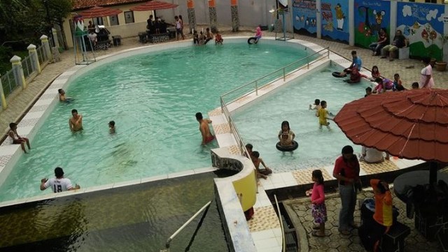 Kolam Renang Air Hangat di Brebes Jadi Pilihan Saat Musim Hujan