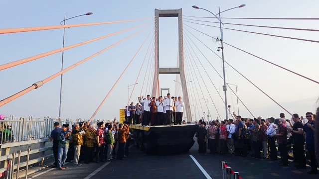 Jokowi gratiskan tarif tol jembatan Suramadu di Surabaya, Sabtu (27/10/2018). (Foto: Yudhistira Amran Saleh/kumparan)