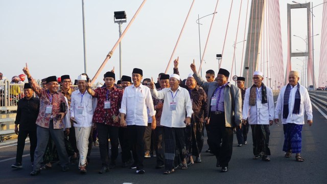 Saat Jokowi larang Ulama acungkan satu jari di Tol Jembatan Suramadu, Surabaya, Sabtu (27/10/2018). (Foto: Yudhistira Amran Saleh/kumparan)