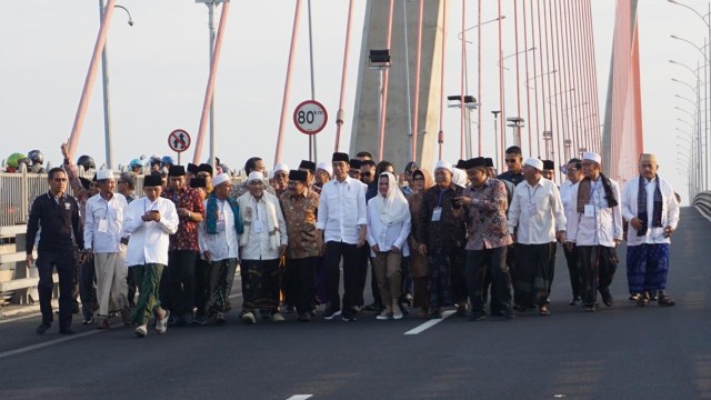 Saat Jokowi larang Ulama acungkan satu jari di Tol Jembatan Suramadu, Surabaya, Sabtu (27/10/2018). (Foto: Yudhistira Amran Saleh/kumparan)