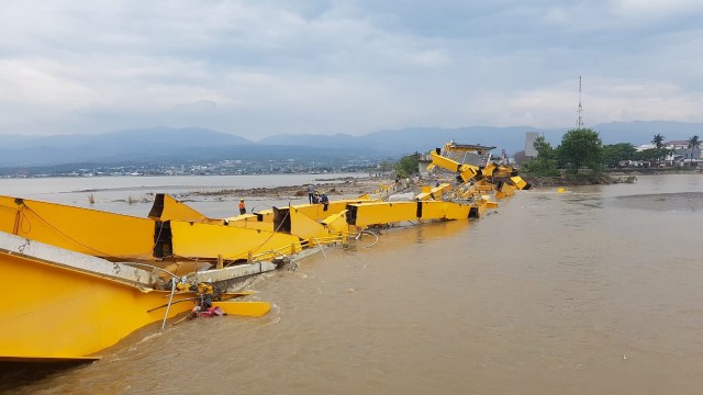 Jembatan Ponulele Palu yang rusak. (Foto: Efira Tamara Thenu/kumparan)