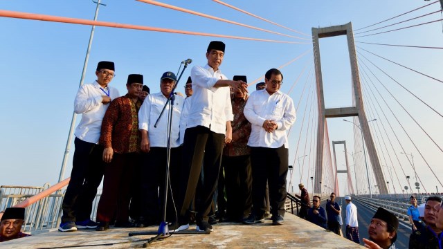 Jokowi resmikan penggratisan jalan tol Jembatan Suramadu, Sabtu (27/10/2018). (Foto: Agus Suparto/Presidential Palace)