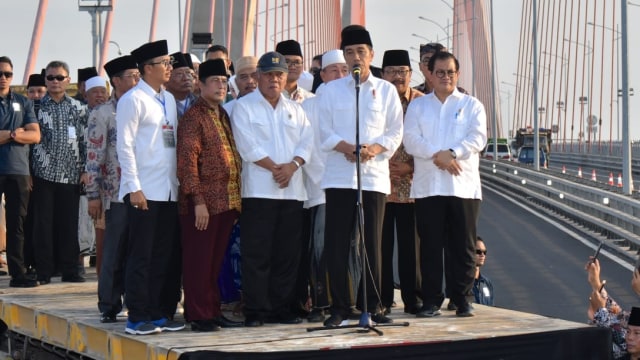 Jokowi resmikan penggratisan jalan tol Jembatan Suramadu, Sabtu (27/10/2018). (Foto: Agus Suparto/Presidential Palace)