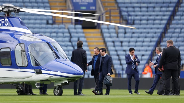 Vichai Srivaddhanaprabha menuju helikopter pribadinya. (Foto: Action Images via Reuters/Carl Recine)