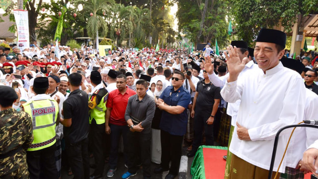Jokowi dan Ma'ruf Amin Lepas Kirab dan Jalan Sehat 1 Juta Sahabat Santri di Sidoarjo. (Foto: Agus Suparto - Presidential Palace)