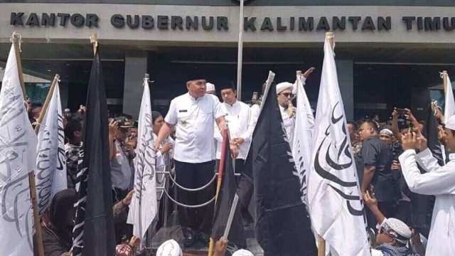 Pengibaran bendera HTI di Kantor Gubernur Kalimantan Timur (Foto: Istimewa)