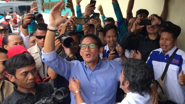 Cawapres 02 Sandiaga Uno dan Rhoma Irama pada Acara Deklarasi Relawan Rhoma For PAS (Prabowo-Sandi) di Soneta Record, Depok. (Foto: Ferry Fadhlurahman/kumparan)