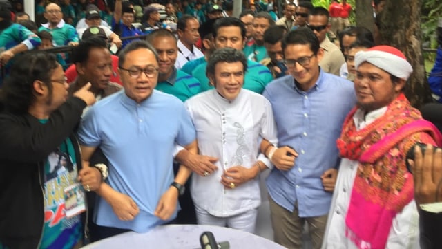 Cawapres 02 Sandiaga Uno dan Rhoma Irama pada Acara Deklarasi Relawan Rhoma For PAS (Prabowo-Sandi) di Soneta Record, Depok. (Foto: Ferry Fadhlurahman/kumparan)