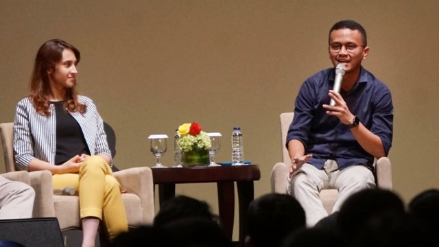 Tsamara Amany (kiri) dan Faldo Maldini (kanan) menjadi pembicara di acara Milenial Fest di Ballroom Djakarta Theater Jakarta (28/10/2018). Foto: Jamal Ramadhan/kumparan