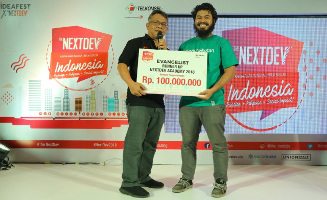 General Manager Corporate Social Responsibility Telkomsel Tubagus Husniyullah menyerahkan hadiah secara simbolis kepada Mifachtur Robani Founder Lindungi Hutan saat pengumuman pemenang Telkomsel The NextDev 2018 di Jakarta, (26/10). (Foto: Telkomsel)