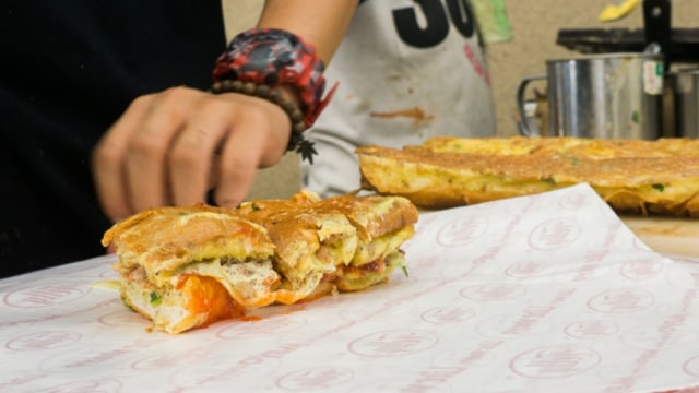 Penjual roti John di Kuala Lumpur, Malaysia (Foto: Shutterstock)