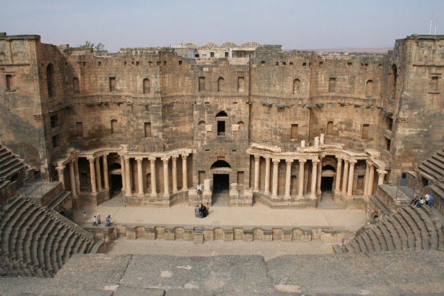 Reruntuhan panggung teater di kota Bosra, Syiria. (Foto: Wikimedia Commons)