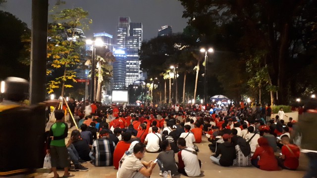 Suporter yang menyaksikan pertandingan Timnas Indonesia vs Jepang di layar besar. (Foto: Karina Nur Shabrina/kumparan)