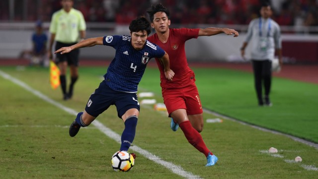 Pesepak bola Indonesia Hanis Saghara Putra (kanan) berebut bola dengan pesepak bola Jepang Daiki Hashioka (kiri) dalam babak perempat final Piala Asia U-19. (Foto: ANTARA FOTO/Akbar Nugroho Gumay/ama)
