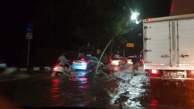 Genangan air di kawasan Balai Kartini, Kuningan Jakarta Selatan. (Foto: Ikhwanul Habibi/kumparan)