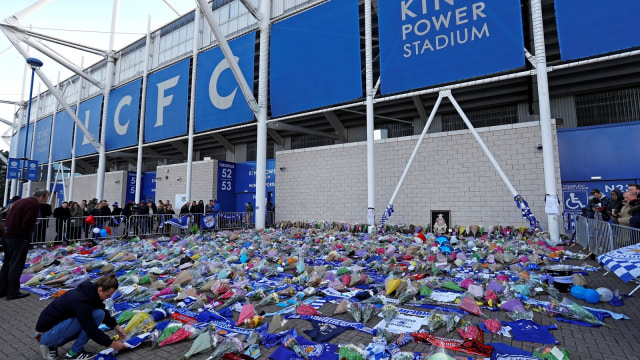 Bunga duka cita memenuhi pekarangan King Power Stadium. (Foto: Reuters/Peter Nicholls)