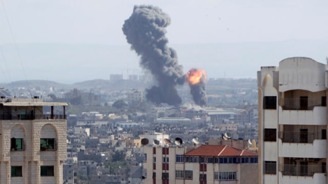 Serangan rudal di Gaza, Palestina, Minggu (28/10/2018). (Foto: REUTERS/Ahmed Zakot)