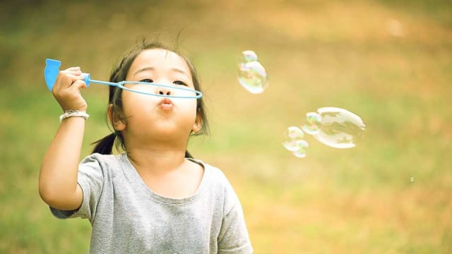 Latih Kemampuan Bicara Anak dengan Meniup