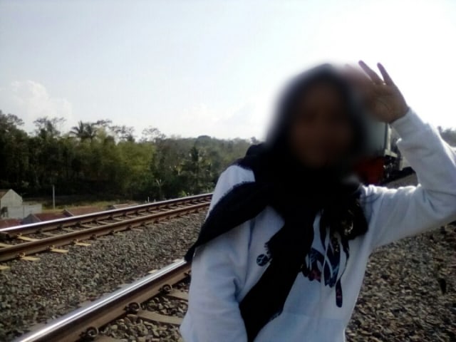 Swafoto AS (17), siswi Sekolah Menengah Kejuruan (SMK) di Bumiayu sebelum terserempet kereta di jalur Kereta Api di Jembatan Sakalibel, Desa Dukuhturi, Kecamatan Bumiayu. (Foto: Dok: Istimewa)