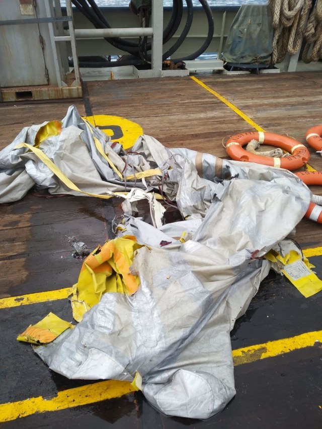 Puing pesawat Lion Air JT610 yang ditemukan Basarnas, Senin (29/10/2018). (Foto: Dok. Istimewa)