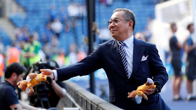 Vichai Srivaddhanaprabha saat berada di King Power Stadium. (Foto: Reuters/Andrew Boyers)