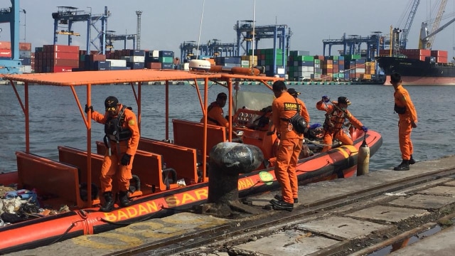 Perahu Basarnas yang digunakan untuk mencari korban pesawat Lion Air. (Foto: Raga Imam/kumparan)