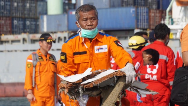 Puing puing pesawat Lion Air tiba di JICT, Senin (29/10/2018). (Foto: Fanny Kusumawardhani/kumparan)