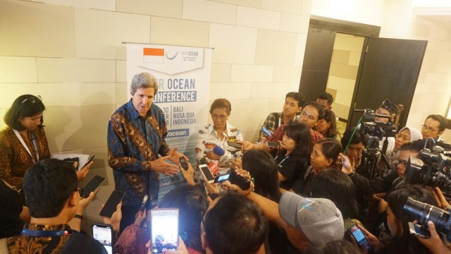Konferensi pers John Kerry bersama Menteri Susi Pudjiastuti. (Foto: Abil Achmad Akbar/kumparan)