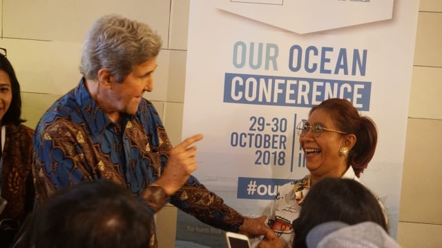 Konferensi pers John Kerry bersama Menteri Susi Pudjiastuti. (Foto: Abil Achmad Akbar/kumparan)