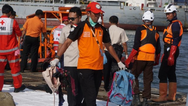 Proses evakuasi puing-puing pesawat Lion Air di JICT Priok, Senin (29/10/2018). (Foto: Fanny Kusumawardhani/kumparan)