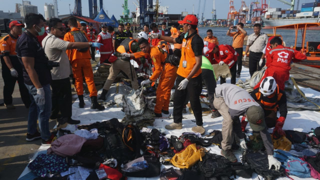 Proses evakuasi puing-puing pesawat Lion Air di JICT Priok, Senin (29/10/2018). (Foto: Fanny Kusumawardhani/kumparan)