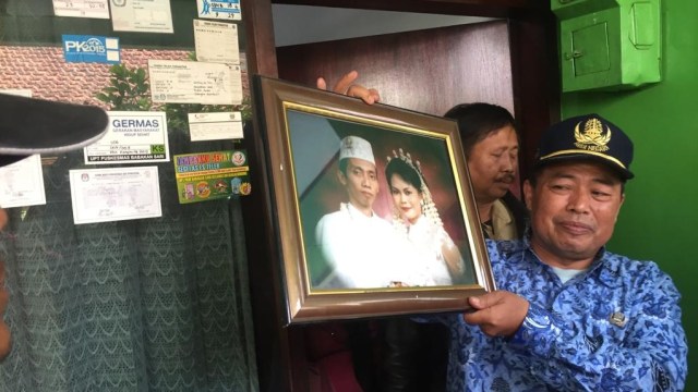 Keluarga menunjukkan foto salah satu korban penumpang jatuhnya Lion Air (Foto: Iqbal Tawakal/kumparan)