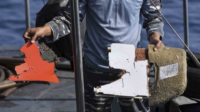 Proses evakuasi pesawat Lion Air JT-610 (Foto: ANTARA/Hafidz Mubarak)