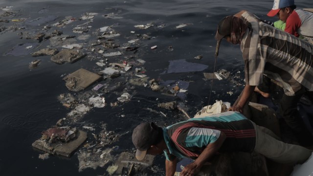 Pintu darurat pesawat Lion Air yang ditemukan di lokasi, Senin (29/10/2018). (Foto: Aditia Noviansyah/kumparan)