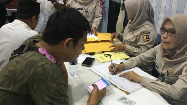 Keluarga korban mulai padati ruang DVI RS Polri Kramat Jati. (Foto: Rafyq Panjaitan/kumparan)