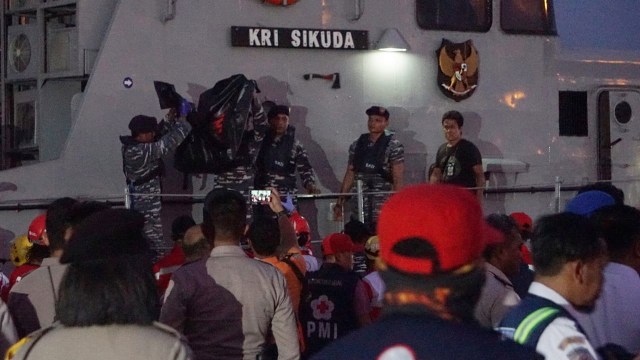 Jenazah korban pesawat Lion Air JT-610 tiba di JICT, Senin (29/10/2018). (Foto: Fanny Kusumawardhani/kumparan)