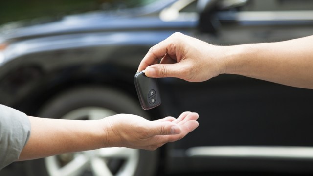 Ilustrasi pembelian mobil baru di diler (Foto: dok. Auto)