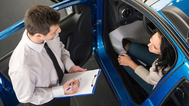 Ilustrasi pembelian mobil baru di diler (Foto: dok. The Street)