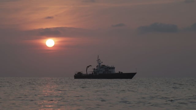 Petugas Basarnas, TNI, Polri terus menyisir lokasi puing-puing pesawat Lion Air JT-610. (Foto: Aditia Noviansyah/kumparan)