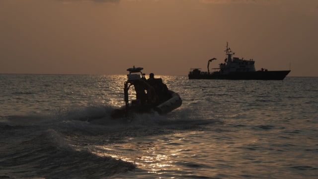 Petugas Basarnas, TNI, Polri terus menyisir lokasi puing-puing pesawat Lion Air JT-610. (Foto: Aditia Noviansyah/kumparan)