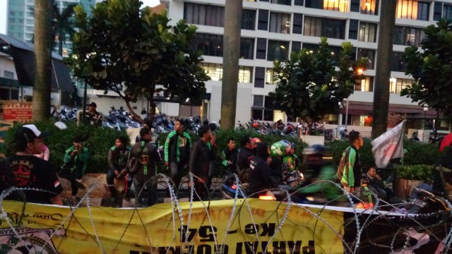 Suasana demo Grab di depan gedung Lippo Kuningan, Jakarta, Senin (29/10/2018). (Foto: Aprilandika Pratama/kumparan)