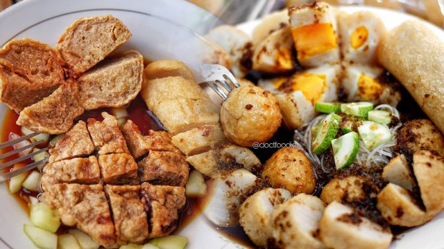 Ilustrasi sajian pempek. (Foto: Instagram/@ombuncittt @doctfoodie)