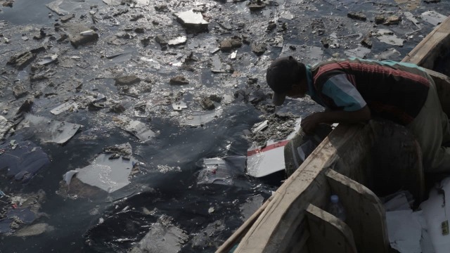 Serpihan pesawat Lion Air JT 610 di tengah laut. (Foto: Aditia Noviansyah/kumparan)