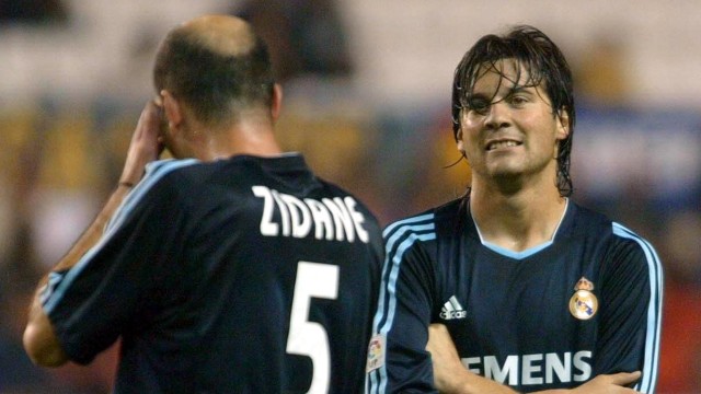 Santiago Solari (kanan) dan Zinedine Zidane (kiri) ketika masih aktif memperkuat Real Madrid. (Foto: HO / AFP)