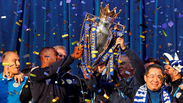Wes Morgan, Claudio Ranieri, dan Vichai Srivaddhanaprabha dengan trofi Premier League. (Foto: AFP/Adrian Dennis)
