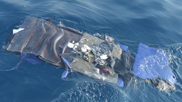 Serpihan pesawat Lion Air yang jatuh di perairan Ujung Karawang, Senin (29/10/2018). (Foto: AFP Photo/Adek Berry)