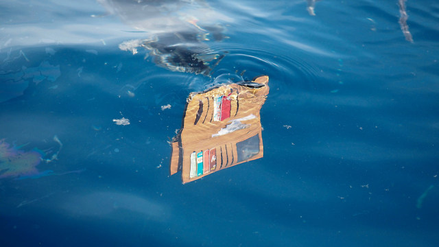 Sebuah dompet milik korban penumpang Lion Air yang jatuh di perairan Ujung Karawang, Senin (29/10/2018). (Foto: AFP Photo/Arif Ariadi)